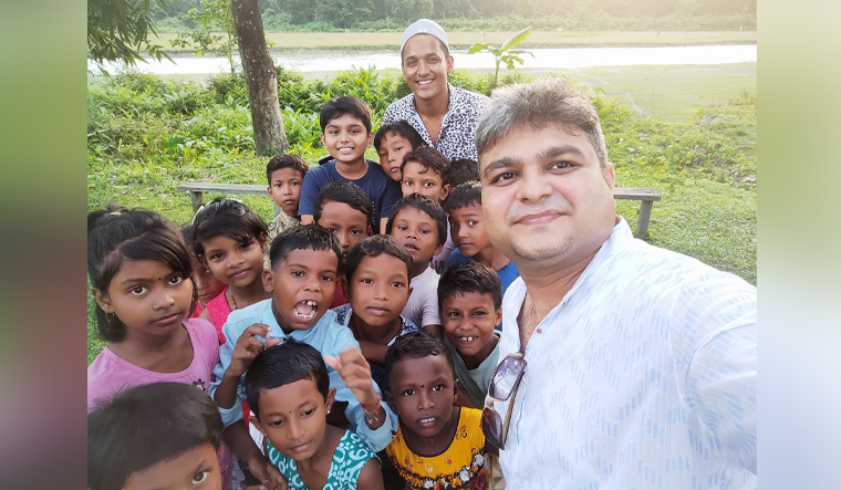 'Book Dada' shows hope to many helpless children in northern parts of West Bengal - Vimarsana News