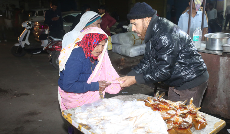 This humble 'Langar-e-Aam' in Bhopal is dignified means of survival for many - Vimarsana News
