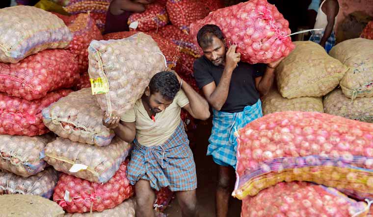 Maharashtra: Farmers protest against imposition of 40% duty on onion export - Vimarsana News