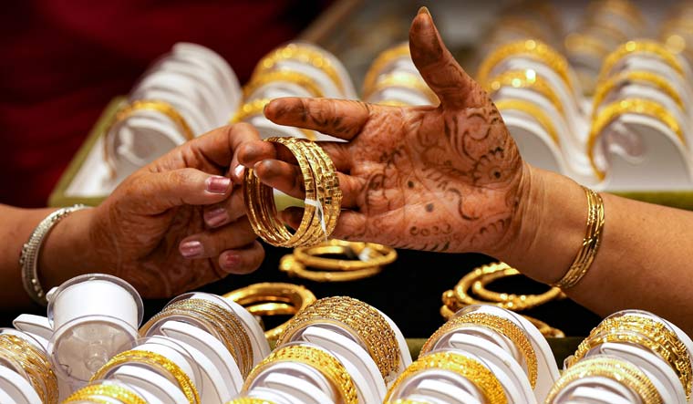 Gold's bullish run to continue amid US dollar dip, Fed's stance - Vimarsana News