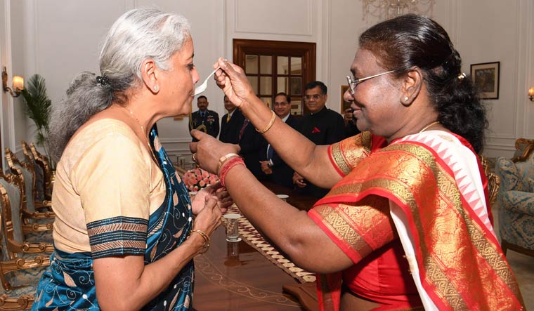 Nirmala Sitharaman calls on President Murmu ahead of budget presentation - Vimarsana News