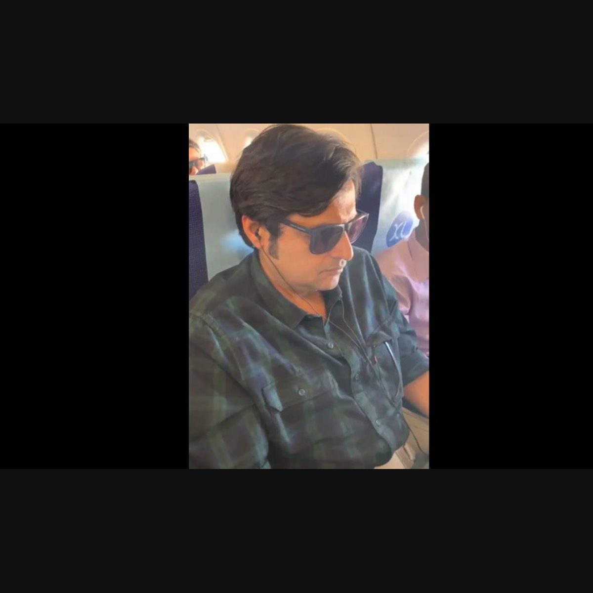 Arnab Goswami heckled by comedian Kunal Kamra on flight, video goes viral -  The Week