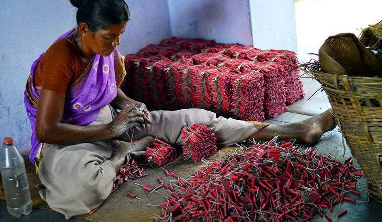 Tamil Nadu: At least 9 killed, 10 injured in blast at firecracker godown - Vimarsana News