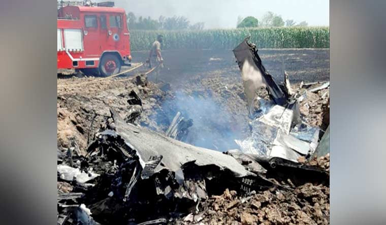 Training aircraft crashes in Pune, trainee pilot, instructor injured - Vimarsana News
