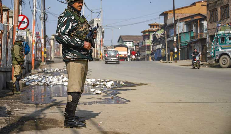 Police constable shot at by militants in Srinagar - Vimarsana News
