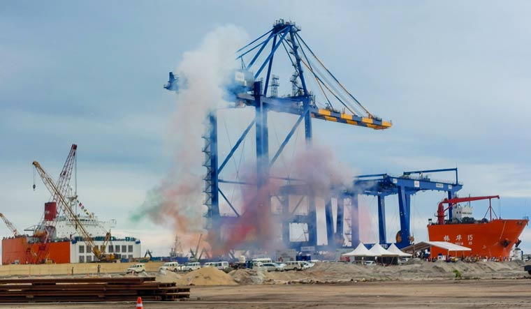Kerala CM welcomes first ever ship to Vizhinjam port; Congress attributes credit to Oommen Chandy - Vimarsana News