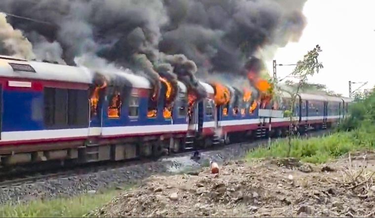 Fire guts five coaches of passenger train in Maharashtra - Vimarsana News