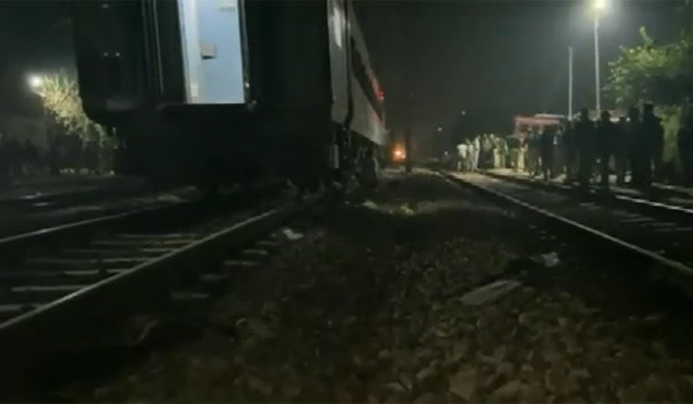 Fire breaks out in New Delhi-Darbhanga Express in UP; 3 coaches damaged - Vimarsana News