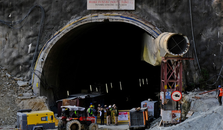 Uttarkashi tunnel collapse: Rescue ops delayed further as drilling machine hits snag - Vimarsana News