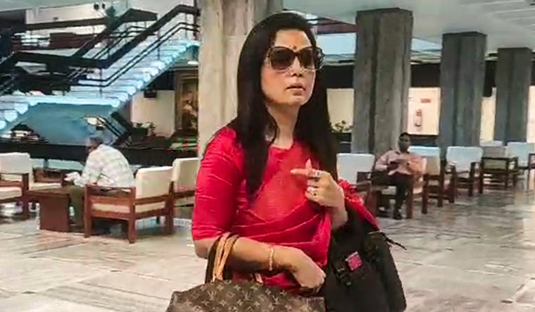 'Unethical questions': Mahua Moitra, opposition MPs storm out of ethics panel meeting - Vimarsana News