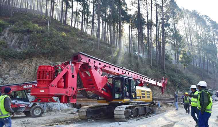 Uttarakhand tunnel rescue: As operations remain halted, rescuers consider manual drilling - Vimarsana News