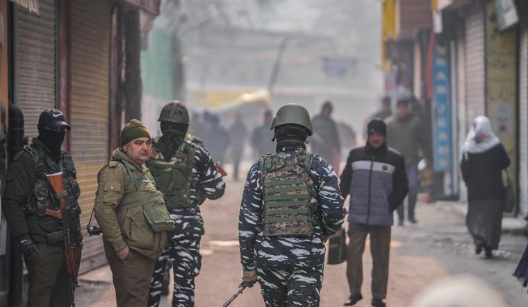 Retired J&K cop shot dead by terrorists in Baramulla while praying in mosque - Vimarsana News