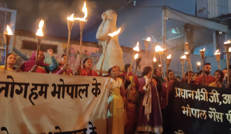 Bhopal gas tragedy anniversary: Victims remembered, survivors reiterate demands - Vimarsana News
