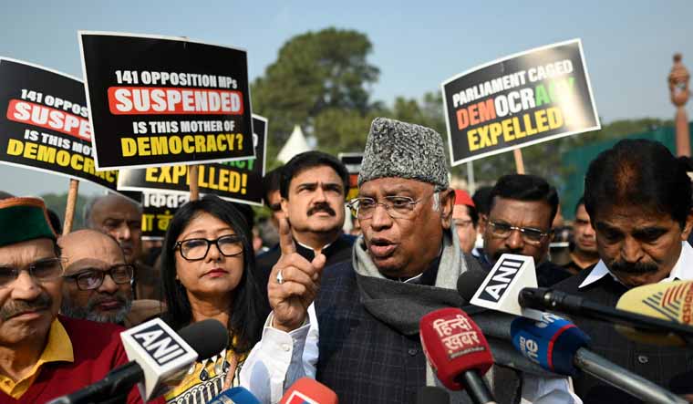 Kharge, Rahul at Jantar Mantar today to mark INDIA bloc's protest against MPs' suspension - Vimarsana News