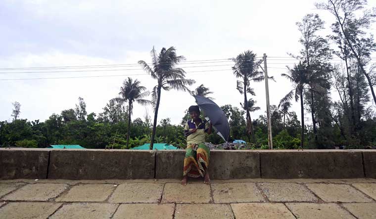 Cyclone Mocha hits Bangladesh, Myanmar; strong winds, rain lash coastlines - Vimarsana News