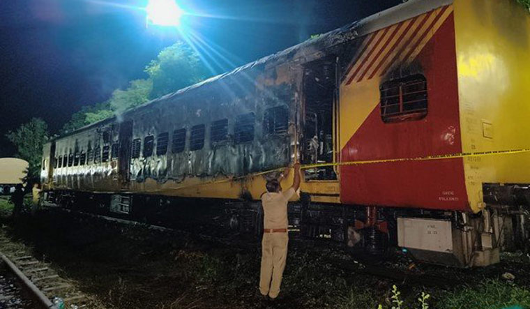 Kerala: Coach of halted train catches fire at Kannur railway station - Vimarsana News