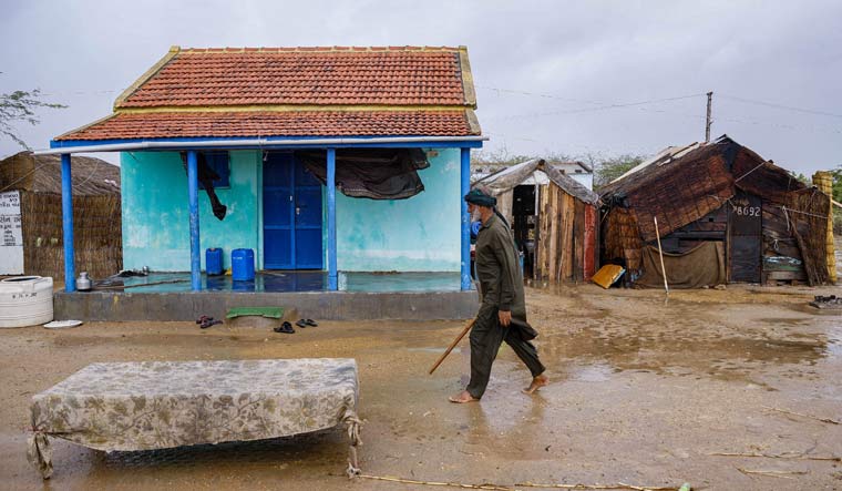 Cyclone Biparjoy begins landfall; heavy rains, strong winds lash Gujarat coast - Vimarsana News