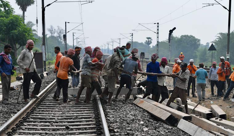 Odisha train crash: Rail Minister Ashwini Vaishnaw holds high-level meetings - Vimarsana News