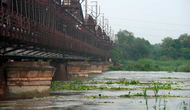 Yamuna breaches danger level again; heavy rain hits Noida - Vimarsana News