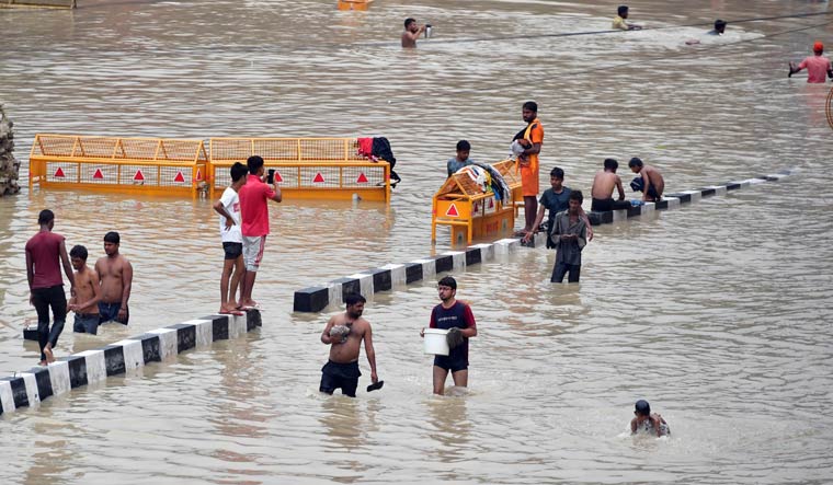Delhi: As waters recede, politics over floods escalate - Vimarsana News