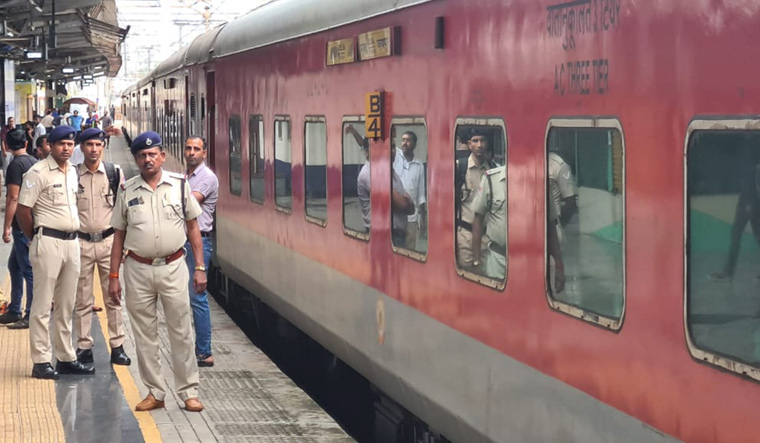RPF constable shoots dead four on Jaipur-Mumbai train; accused arrested - Vimarsana News