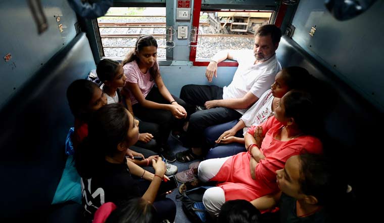 Rahul Gandhi travels in sleeper class of Bilaspur-Raipur train; interacts with people - Vimarsana News