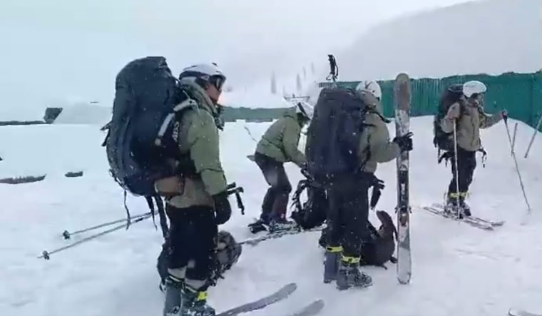 J&K: One foreigner dead, several trapped as avalanche hits Gulmarg region - Vimarsana News