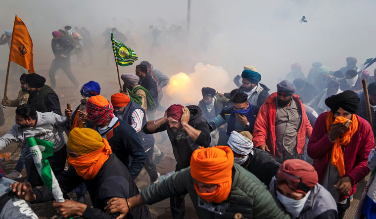 Hisar: Protesting farmers clash with cops in fresh standoff, several detained - Vimarsana News