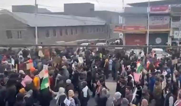 Watch: Thousands brave freezing cold to take part in march seeking statehood for Ladakh - Vimarsana News