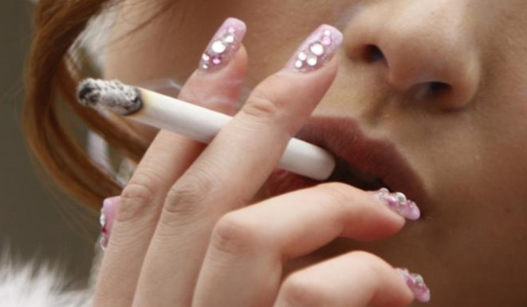 Public smoking leads to murder in Pune; youth stabbed for staring at women with cigarettes - Vimarsana News