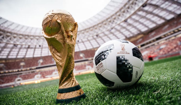 FIFA 2018 T11659 BALL GOAL World Cup Football Mascot Russia 23 cm 