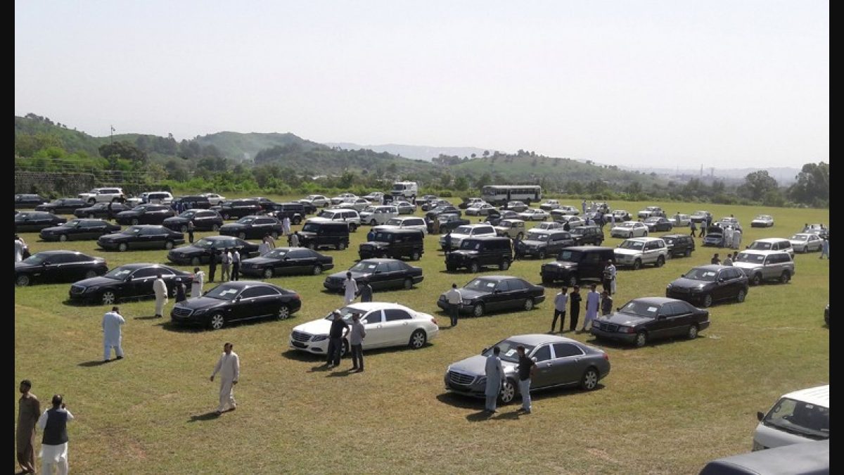 applaus Habitat regen Imran Khan's car sale fails to bring in the moolah - The Week