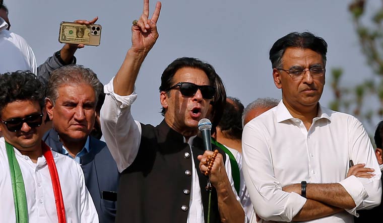 Pakistan: Amid growing difficulties, Imran Khan announces that he will personally run for nine seats