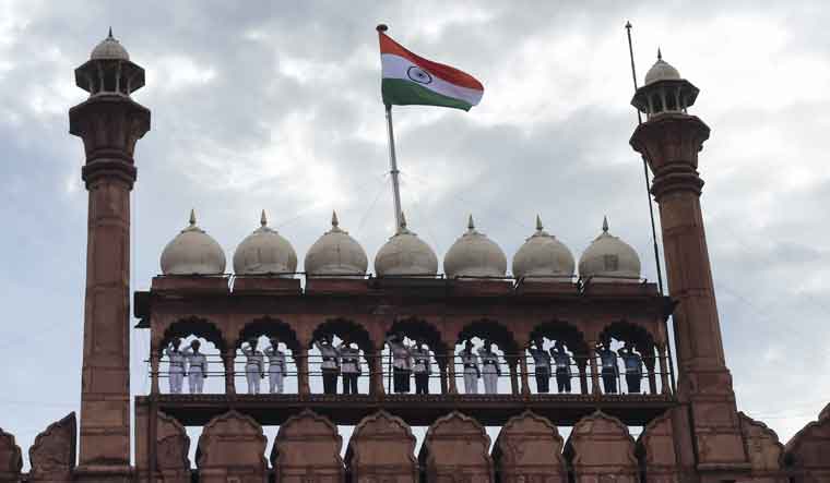 Watch: Coast Guard hoists tricolour underwater; Indian Army, Pak Rangers face-off at Wagah - Vimarsana News