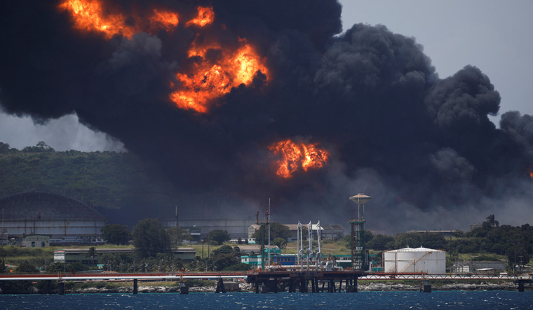 Rayo provoca incendio en instalación petrolera cubana
