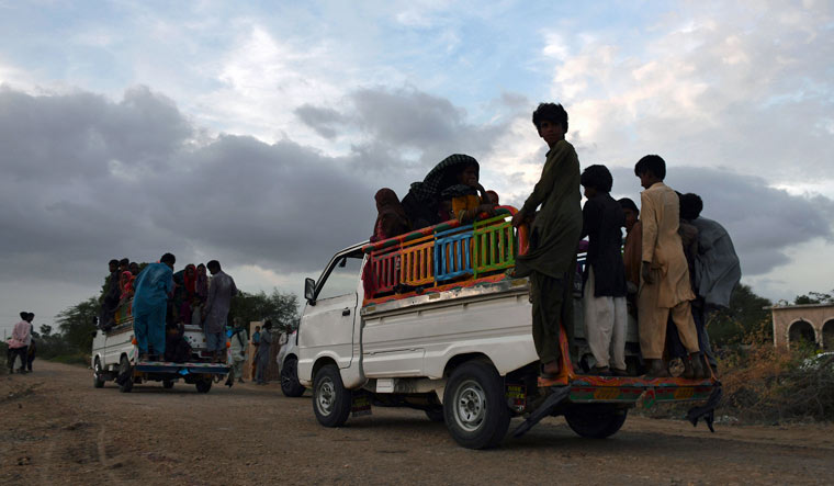 Cyclone Biparjoy: Thousands of people evacuate homes in Pakistan - Vimarsana News