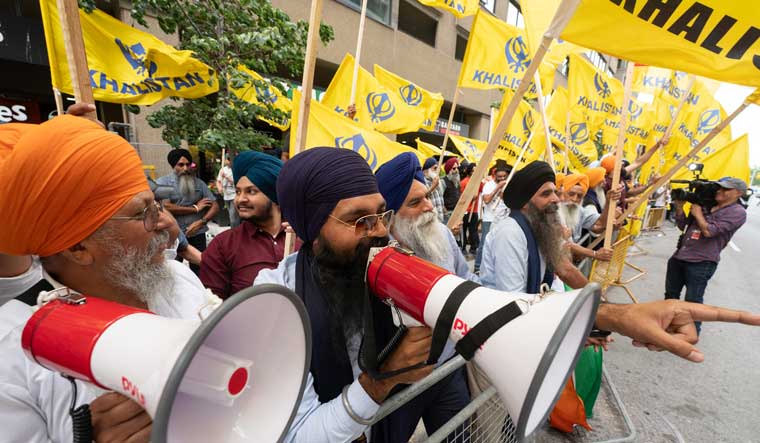 Indians waving tri-colour counter Khalistani supporters in Toronto; low-key turnout for UK rally - Vimarsana News