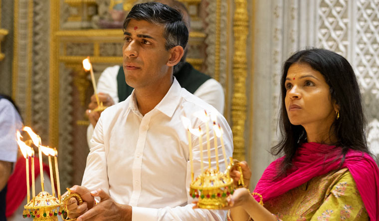 British PM Sunak and, wife Akshata visit Akshardham temple, perform 'puja' - Vimarsana News