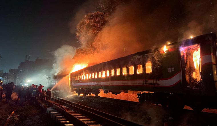Bangladesh: Four killed, several injured after train set on fire - Vimarsana News