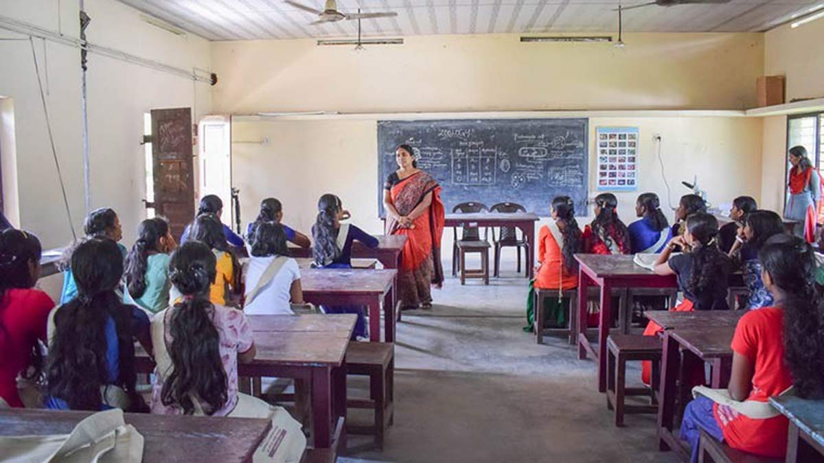 Why are some Muslim groups opposing the revision of school timings in Kerala?