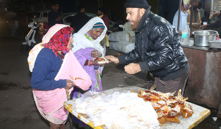 Bhopal tea vendor's decade-old free food initiative feeds the needy - Vimarsana News
