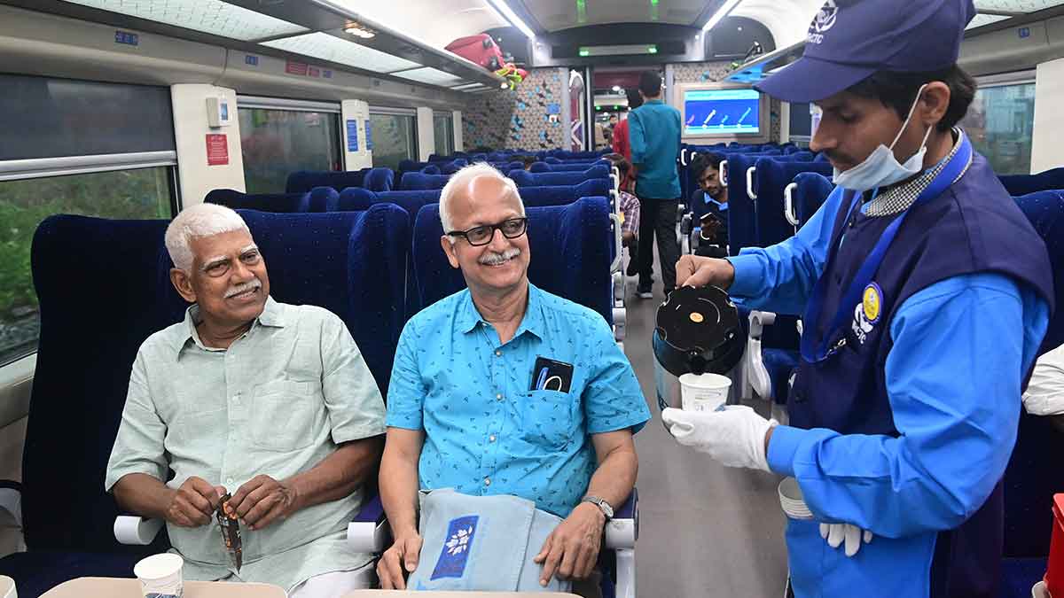 Evolution of Indian Railway food: From platform snacks to plush dining cars to IRCTC