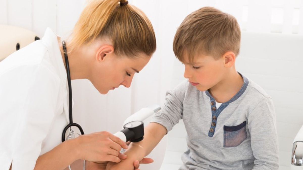 FACT CHECK: Are polyester and nylon clothes disrupting your hormones without you knowing?