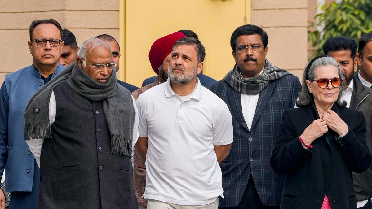 MGNREGA row, state polls on agenda as Congress top brass meets in Delhi; Tharoor, Siddaramaiah in attendance