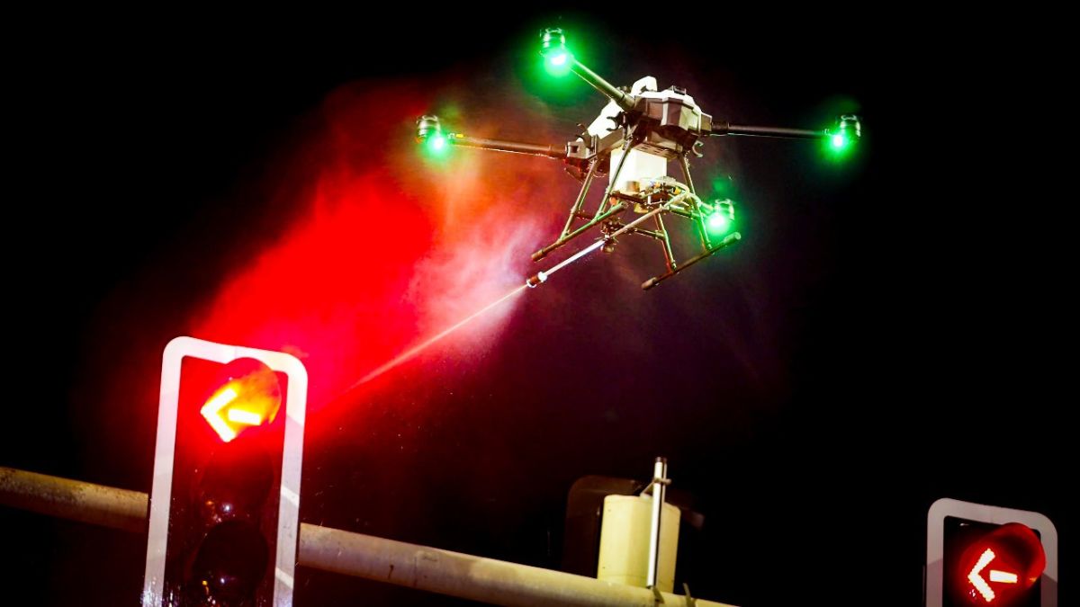 Dubai RTA deploys drones to wash traffic signal lights