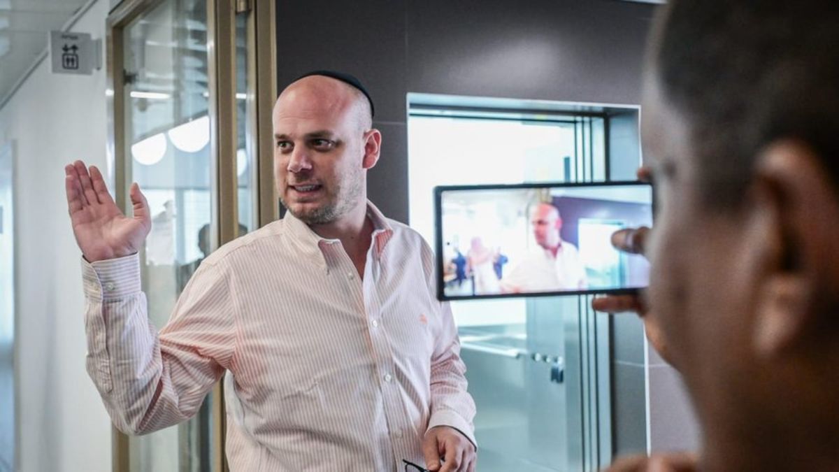 'Panicked' Netanyahu prioritised politics over hostages, claims former aide