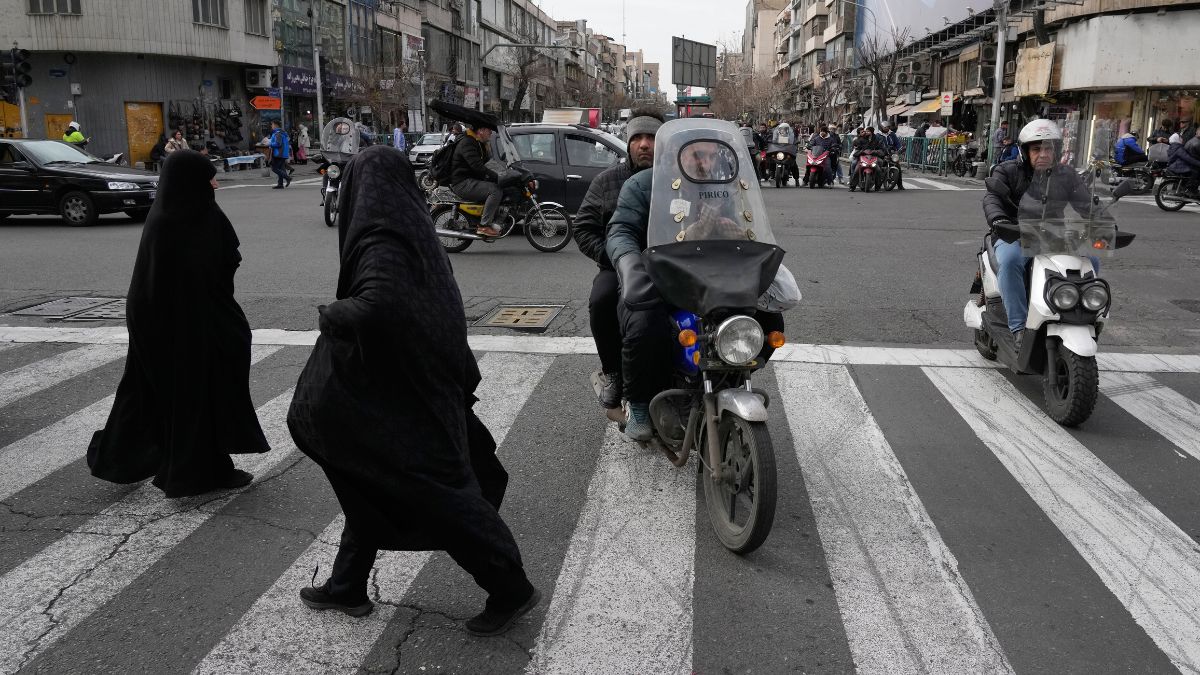 Iran cracks down on reformist leaders, arresting top figures