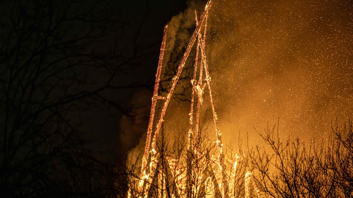 How old is Vondelkerk Church of Amsterdam and when can evacuated locals return to their homes after fire?