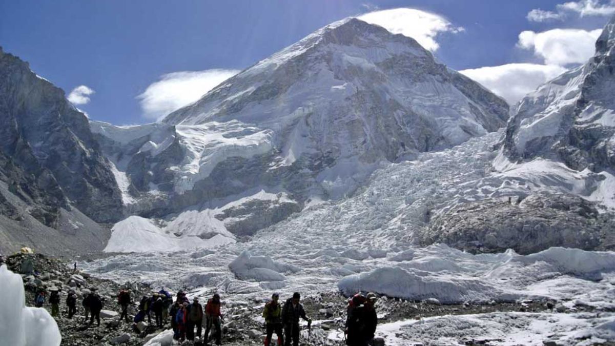 No, Nepal's Everest guides did not poison climbers, they scammed them with ‘rescues’ for insurance payouts | FACT CHECK